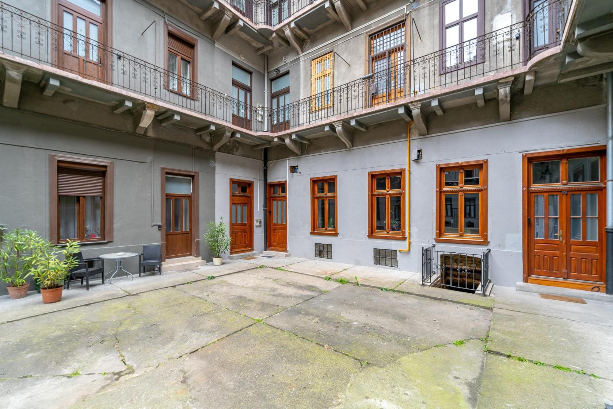 Azure Oasis In The Heart Of The City Budapest Extérieur photo